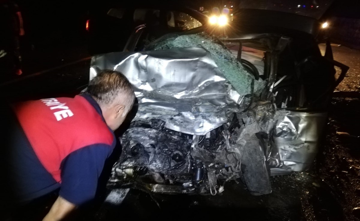 Kütahya'nın Emet ilçesinde, iki otomobilin çarpışması sonucu kendi düğünlerinden dönen çift...