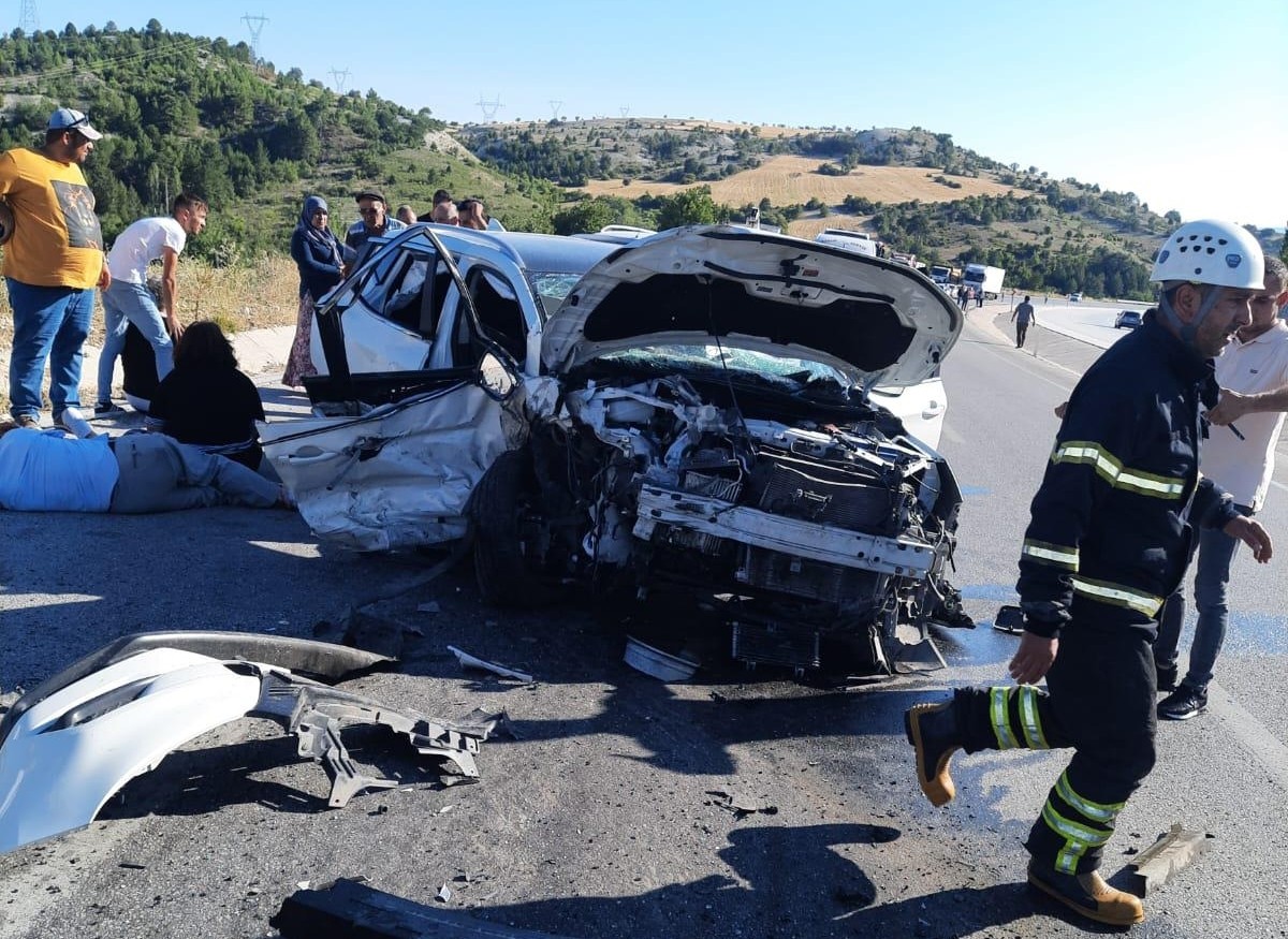 Kütahya'nın Gediz ilçesinde, iki otomobilin çarpışması sonucu 5 kişi yaralandı.