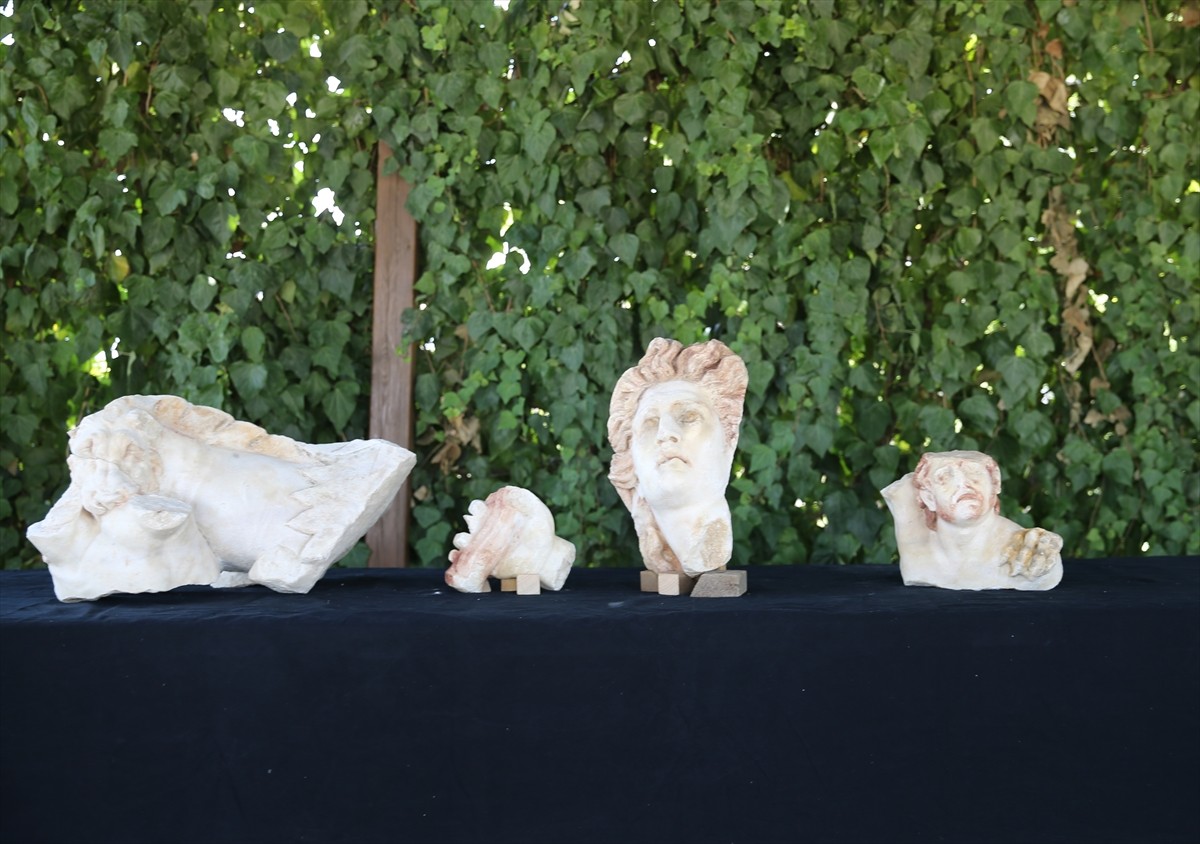 Laodikeia Antik Kenti Kazı Başkanı Prof. Dr. Celal Şimşek, Kültür ve Turizm Bakanı Mehmet Nuri...