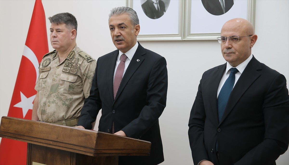 Mardin Valisi Tuncay Akkoyun (ortada), İl Emniyet Müdürü Cebrail Buğday (sağda) ve İl Jandarma...