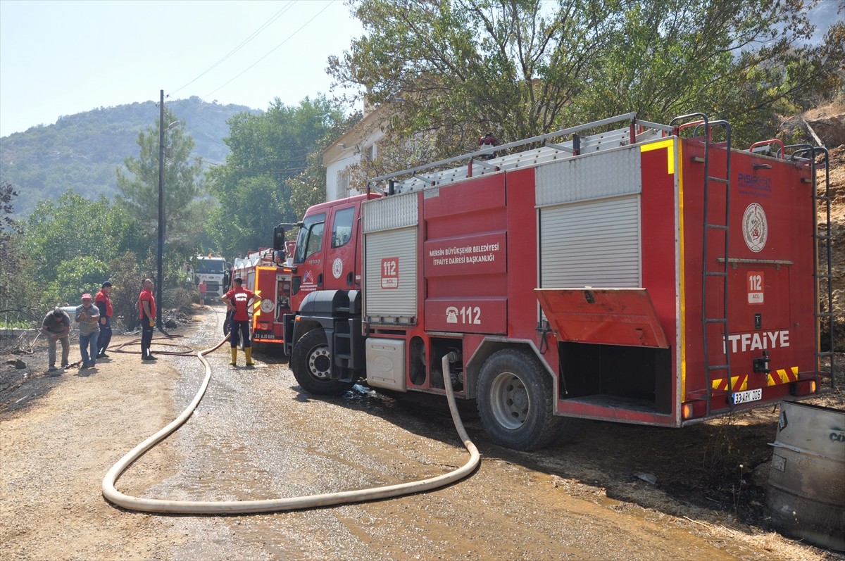 Mersin'in Silifke ilçesindeki ormanlık alanda çıkan yangın, ekiplerin müdahalesiyle kontrol altına...