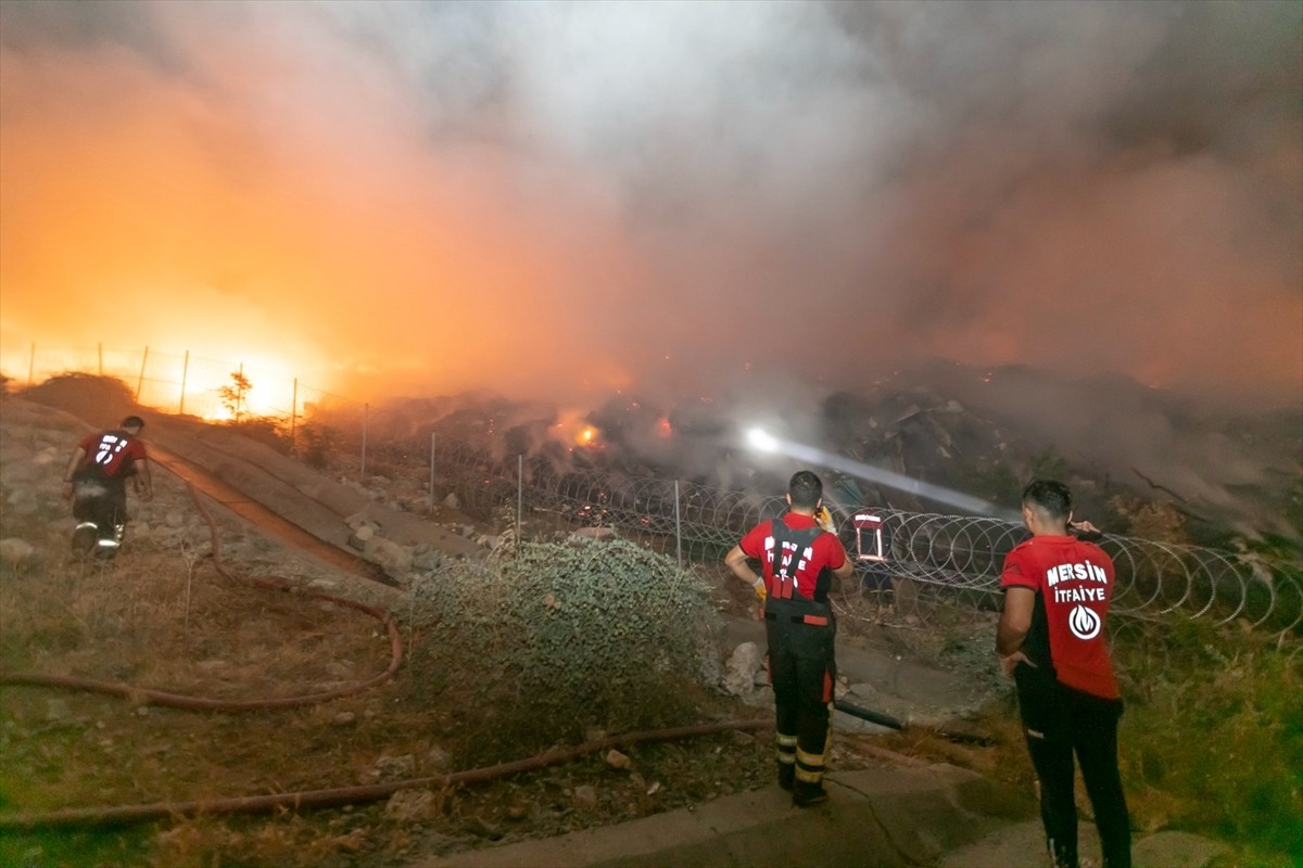 Mersin'in Yenişehir ilçesinde, atıkların bulunduğu alanda çıkan yangın itfaiye ekiplerinin...