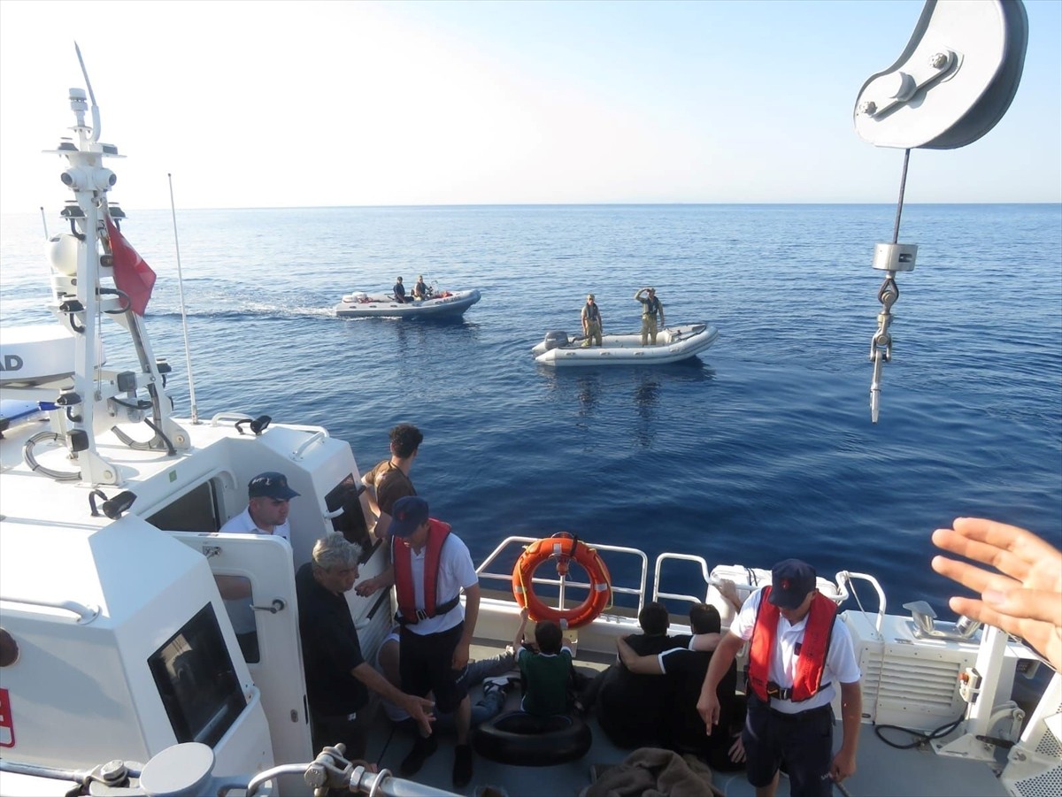 Milli Savunma Bakanlığı (MSB), İzmir'in Çeşme ilçesi açıklarında batan bottaki düzensiz...