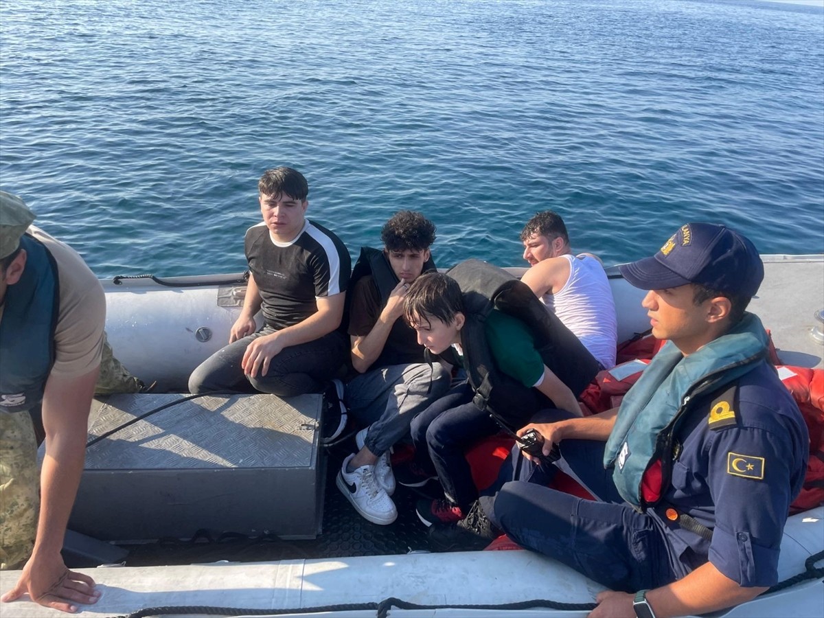 Milli Savunma Bakanlığı (MSB), İzmir'in Çeşme ilçesi açıklarında batan bottaki düzensiz...