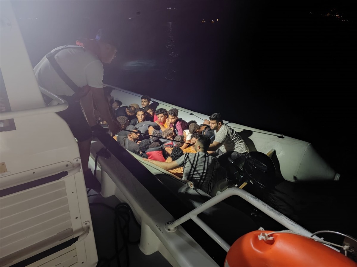 Muğla'nın Bodrum ilçesinde, 44 düzensiz göçmen yakalandı, 32 göçmen kurtarıldı. Düzensiz...
