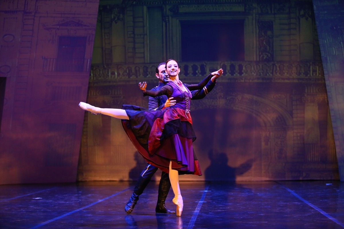 Muğla'nın Bodrum ilçesinde bu yıl 21'incisi düzenlenen Uluslararası Bodrum Bale Festivali...