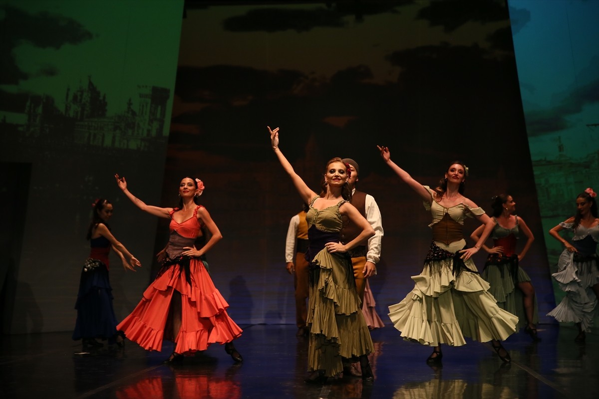 Muğla'nın Bodrum ilçesinde bu yıl 21'incisi düzenlenen Uluslararası Bodrum Bale Festivali...