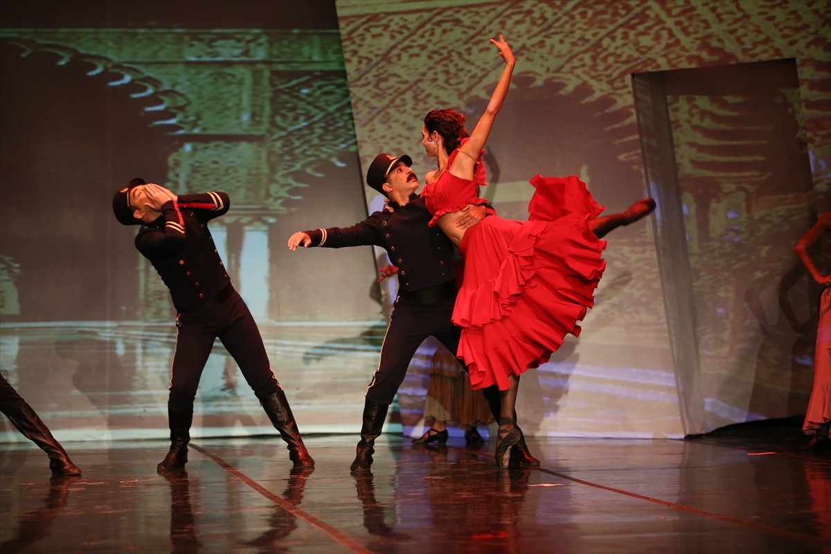 Muğla'nın Bodrum ilçesinde bu yıl 21'incisi düzenlenen Uluslararası Bodrum Bale Festivali...