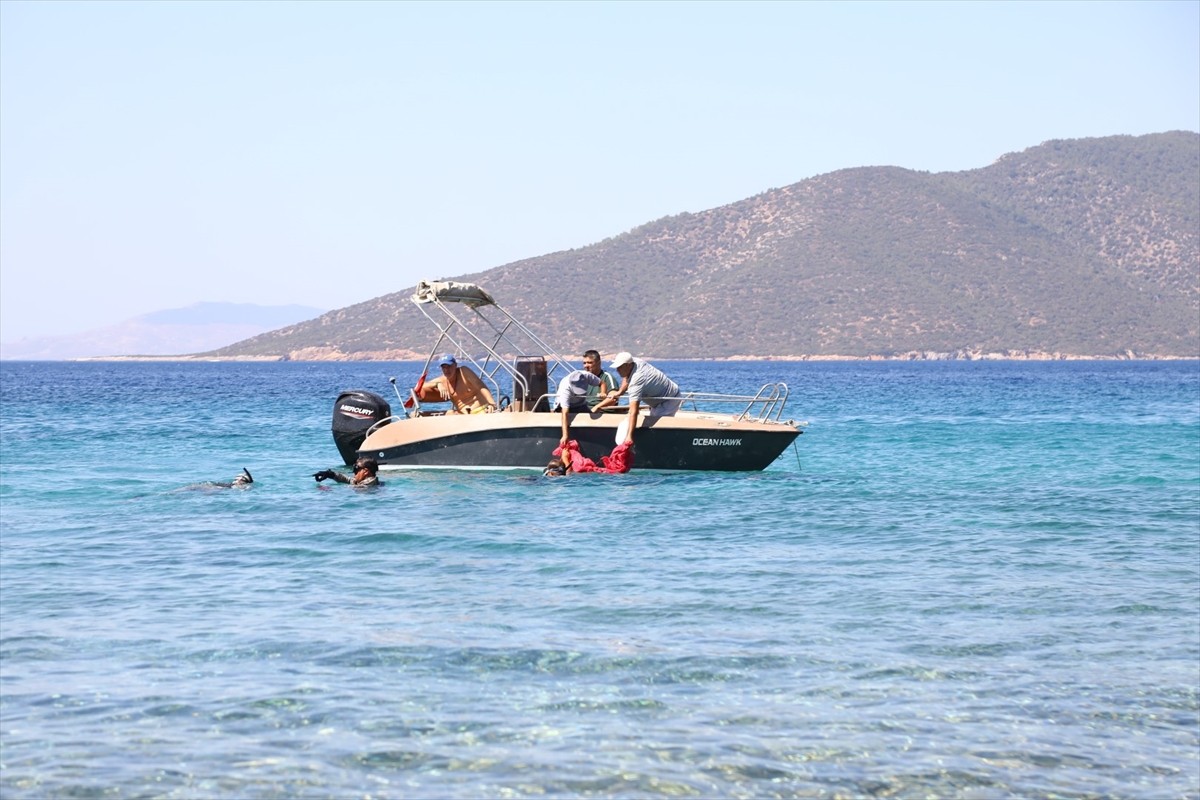 Muğla'nın Bodrum ilçesinde gönüllü dalgıçlar deniz dibi temizliğinin bu sezonki çalışmasını...