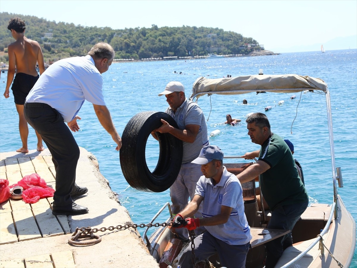 Muğla'nın Bodrum ilçesinde gönüllü dalgıçlar deniz dibi temizliğinin bu sezonki çalışmasını...