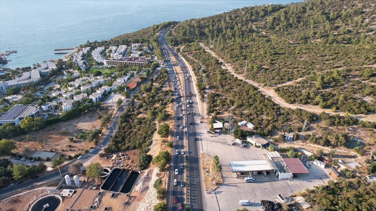 Muğla'nın Bodrum ilçesinde yoğun araç girişi havadan görüntülendi. Bodrum-Milas kara yolu Kaynar...