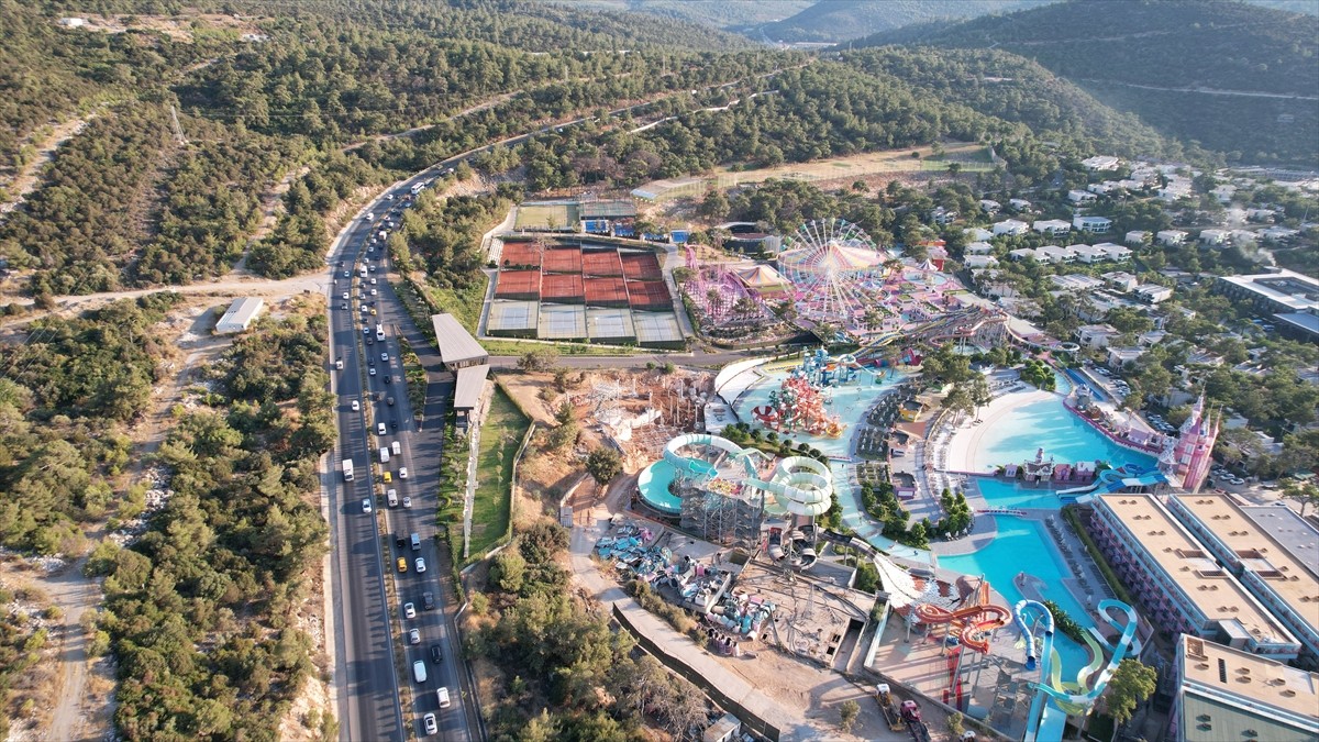 Muğla'nın Bodrum ilçesinde yoğun araç girişi havadan görüntülendi. Bodrum-Milas kara yolu Kaynar...