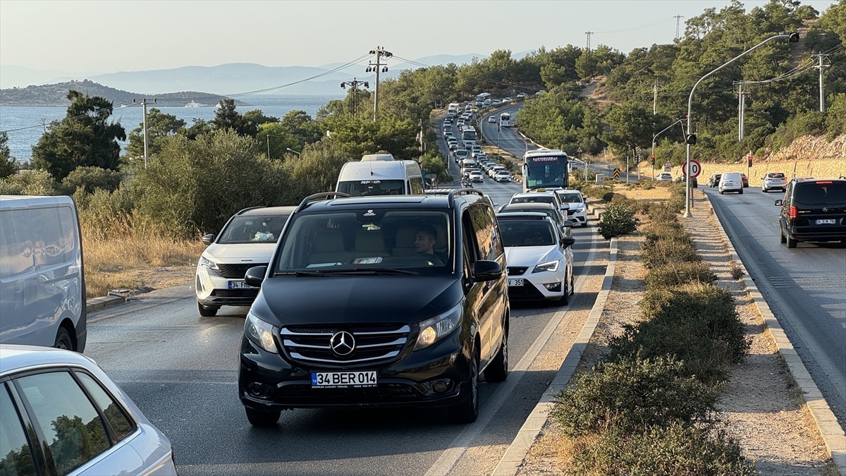 Muğla'nın Bodrum ilçesinde yoğun araç girişi havadan görüntülendi. Bodrum-Milas kara yolu Kaynar...