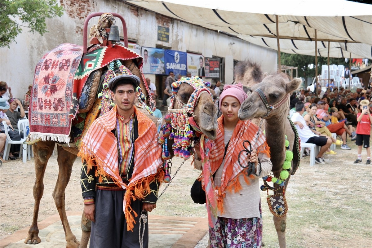 Muğla'nın Fethiye ilçesinde bu yıl 11'incisi gerçekleştirilen "Geçmişten Günümüze Yörük Oyunları...