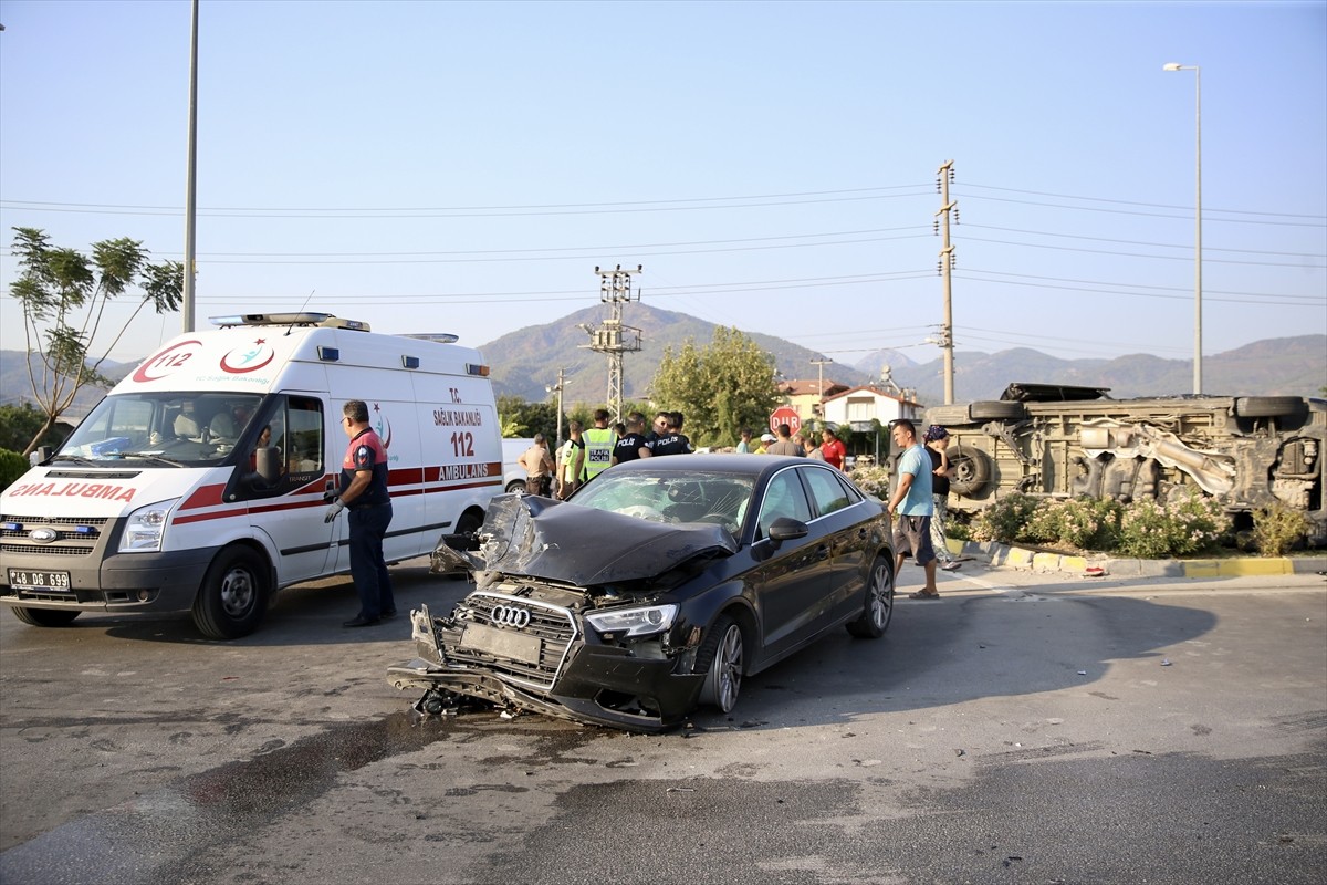 Muğla'nın Fethiye ilçesinde otomobille minibüsün çarpışması sonucu 7 kişi yaralandı.