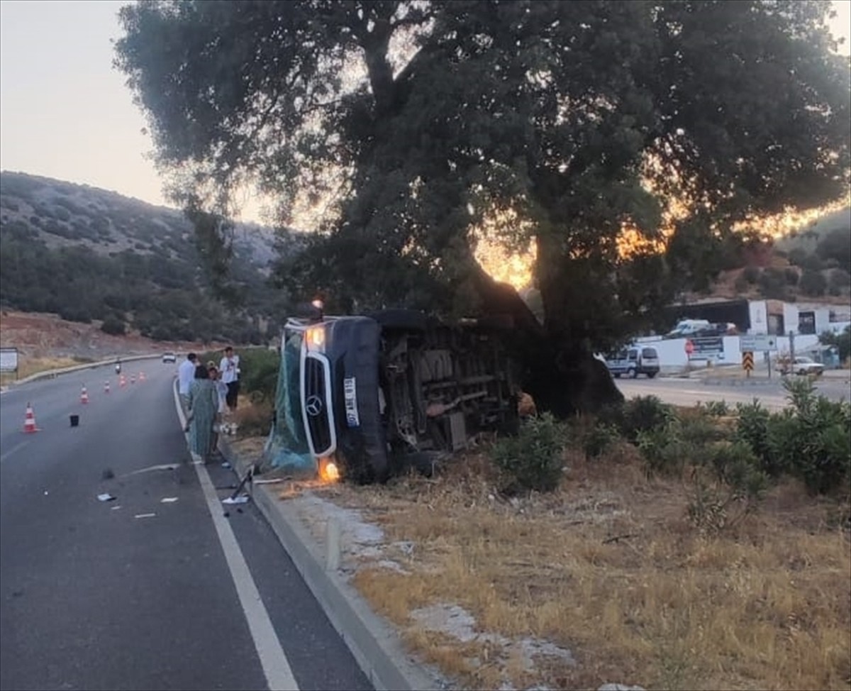 Muğla'nın Milas ilçesinde, Bodrum-Milas kara yolunda çekici ile tur minibüsünün çarpışması sonucu...