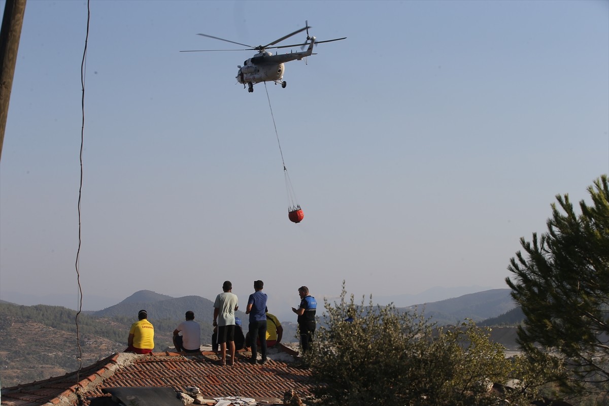 Muğla'nın Milas ilçesinde çıkan orman yangınına havadan ve karadan müdahale ediliyor.  
