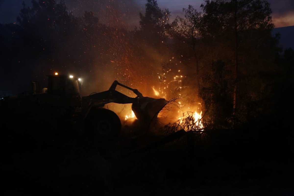 Muğla'nın Yatağan ve Ula ilçelerindeki ormanlık alanda çıkan yangınlara, havadan ve karadan...