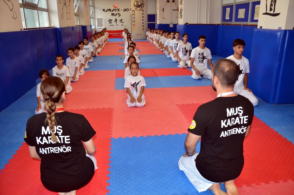 Muş'ta karate antrenörleri Aydan ve Yakup Ferhatoğlu çifti, 350 çocuğa karate öğretiyor. 
