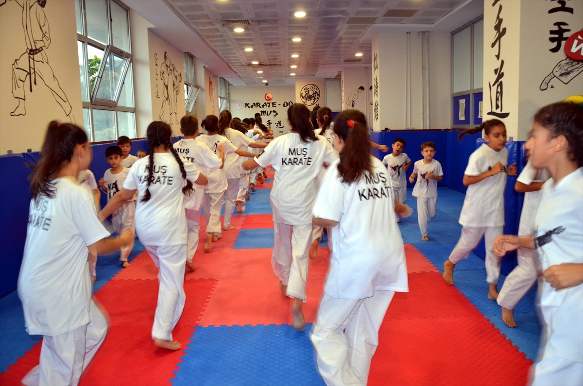 Muş'ta karate antrenörleri Aydan ve Yakup Ferhatoğlu çifti, 350 çocuğa karate öğretiyor. 