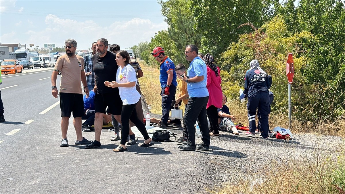 Nevşehir'de düğüne gidenlerin bulunduğu minibüs ile otomobilin çarpışması sonucu 2'si ağır 13 kişi...