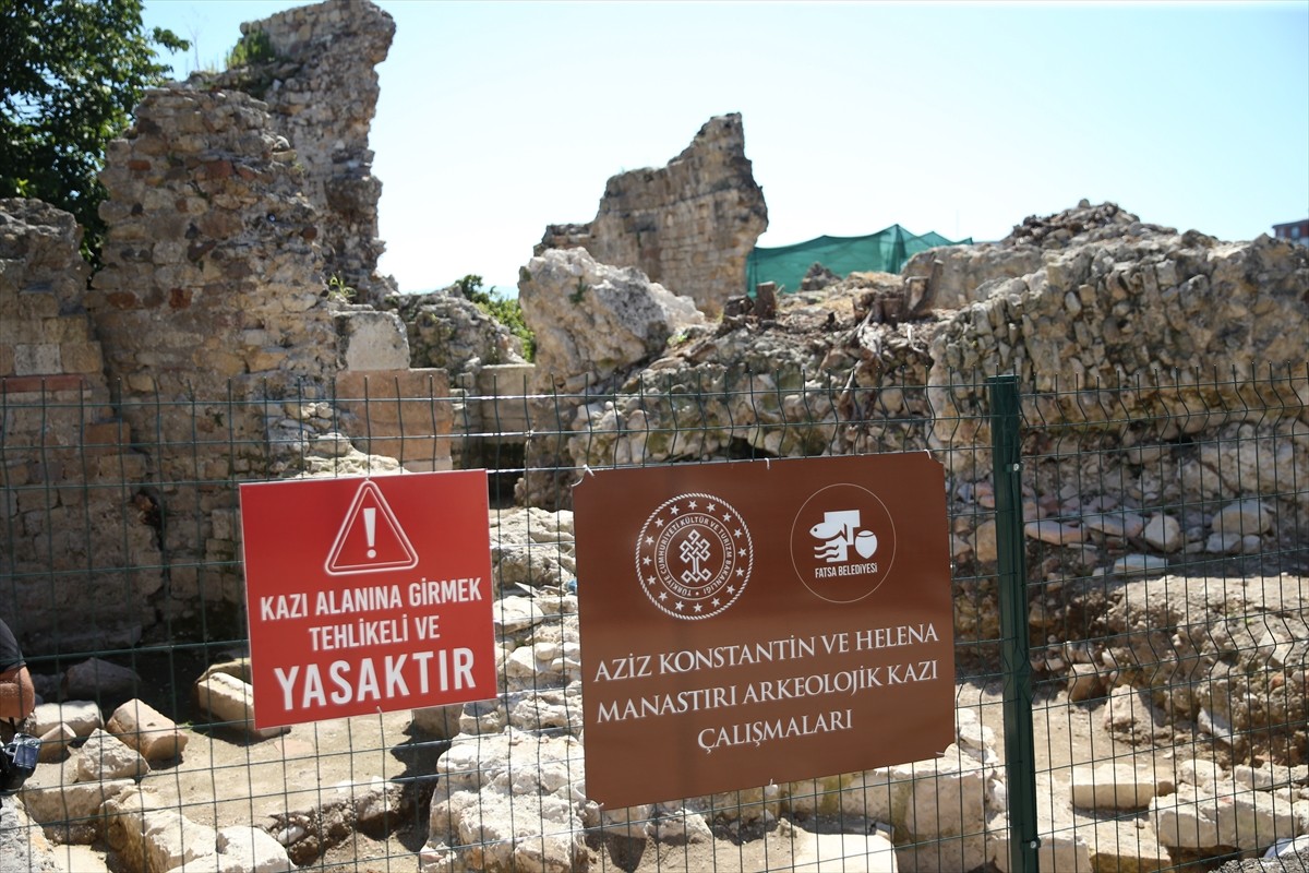 Ordu'da kazı çalışmaları sırasında Bizans dönemine ait "in-situ zemin mozaiği" bulunan Aziz...