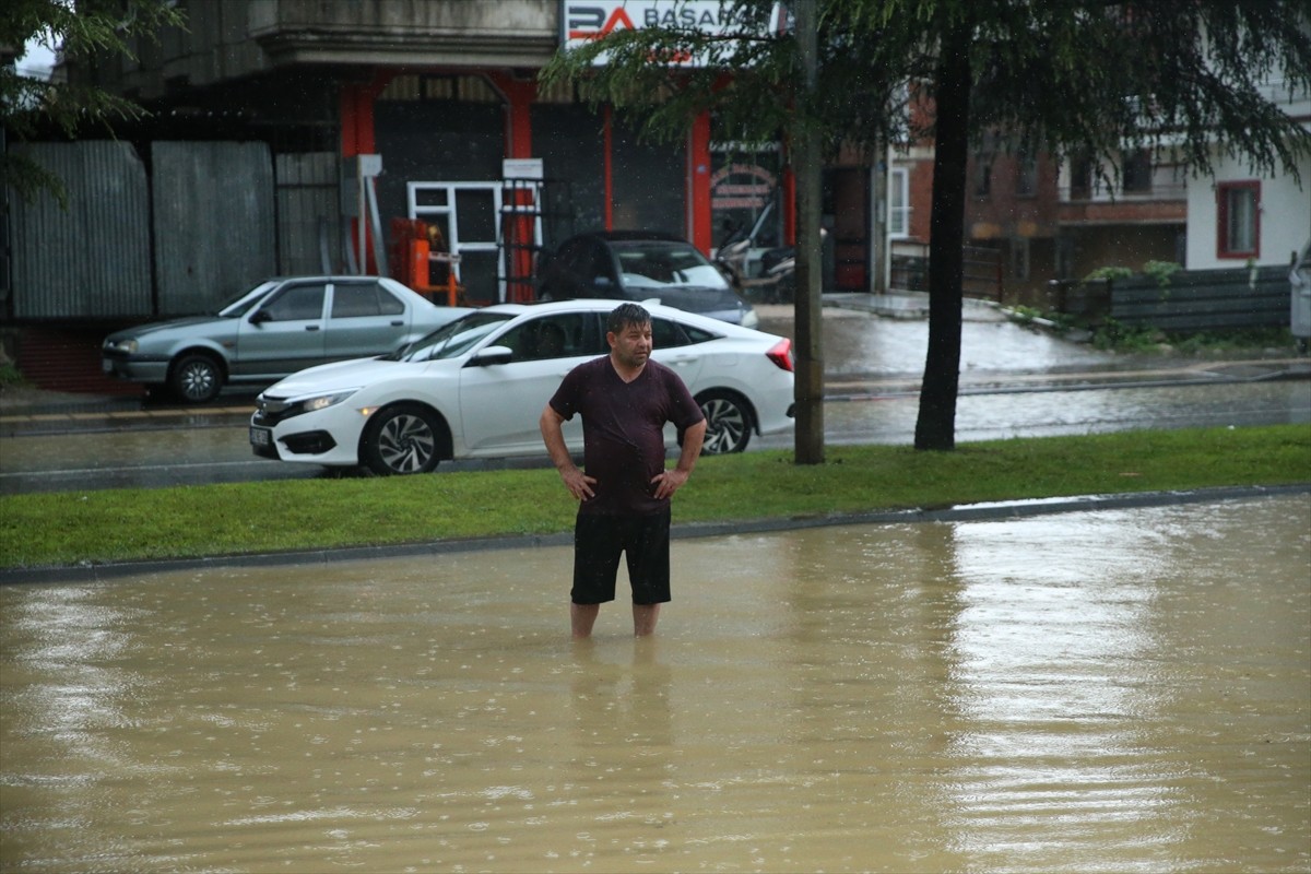 Ordu'nun Altınordu ilçesinde şiddetli yağış nedeniyle bazı ev ve iş yerlerini su bastı. İlçede...