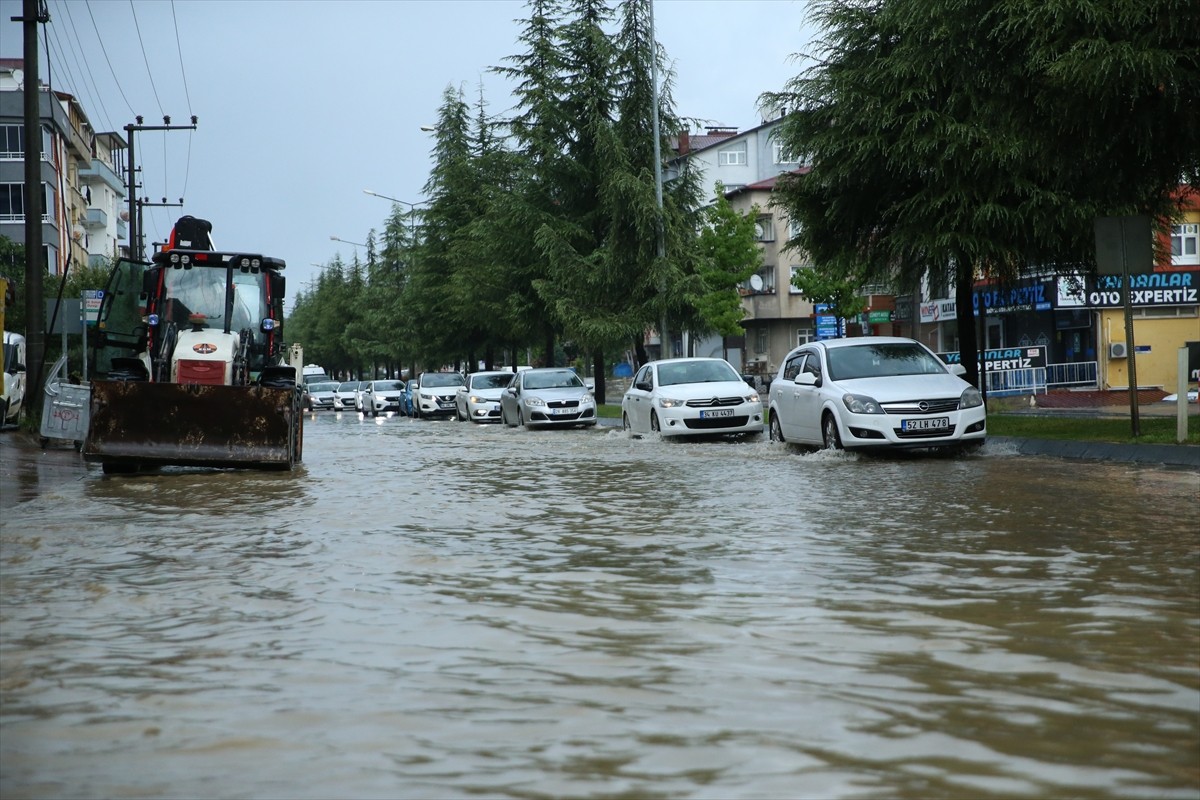 Ordu'nun Altınordu ilçesinde şiddetli yağış nedeniyle bazı ev ve iş yerlerini su bastı. İlçede...