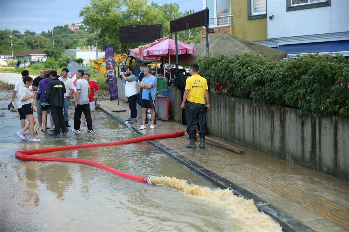 Ordu'nun Altınordu ilçesinde şiddetli yağış nedeniyle bazı ev ve iş yerlerini su bastı. Yağışla...