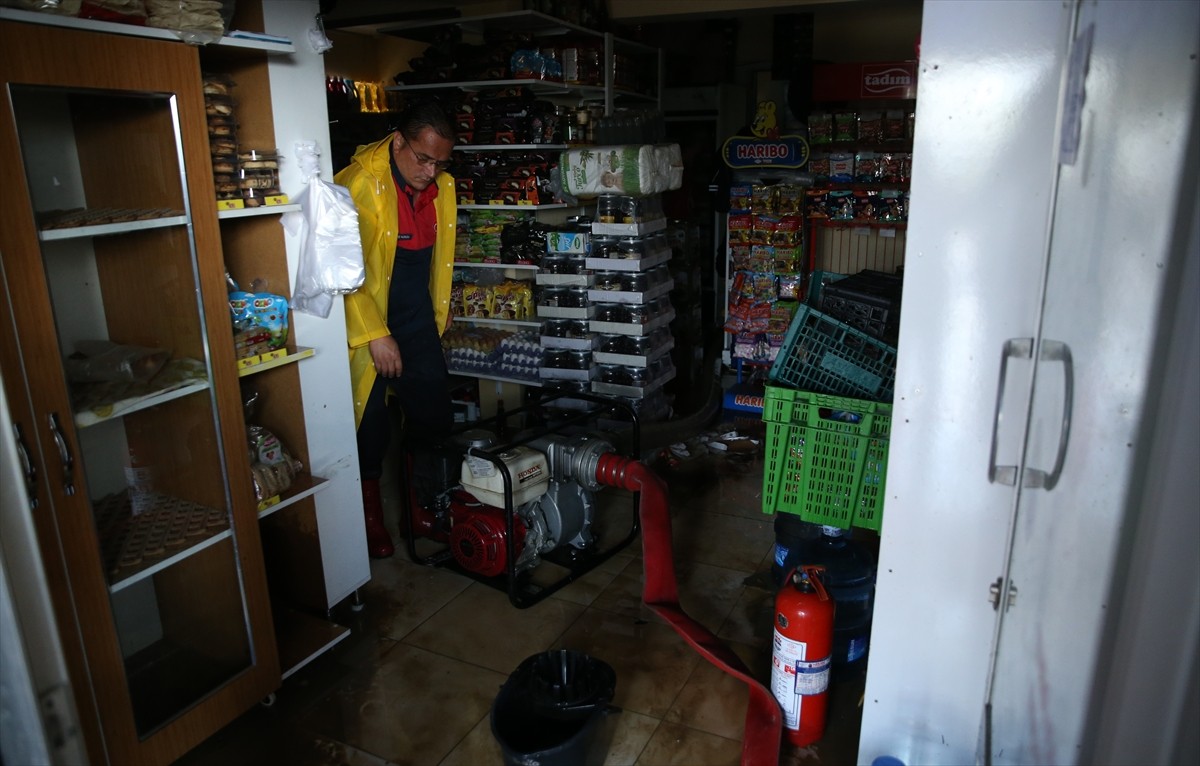 Ordu'nun Altınordu ilçesinde şiddetli yağış nedeniyle bazı ev ve iş yerlerini su bastı. Yağışla...