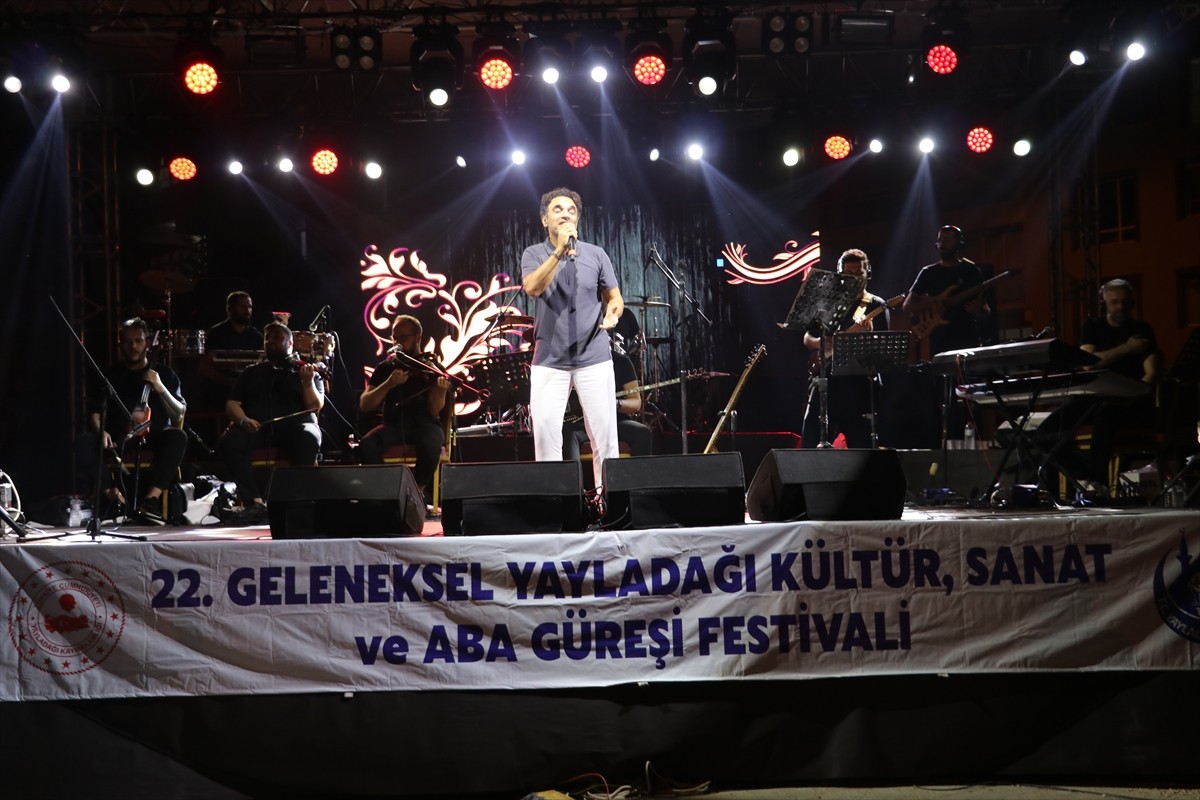 Oyuncu ve şarkıcı Uğur Aslan, 22. Geleneksel Yayladağı Kültür Sanat ve Aba Güreşi Festivali...