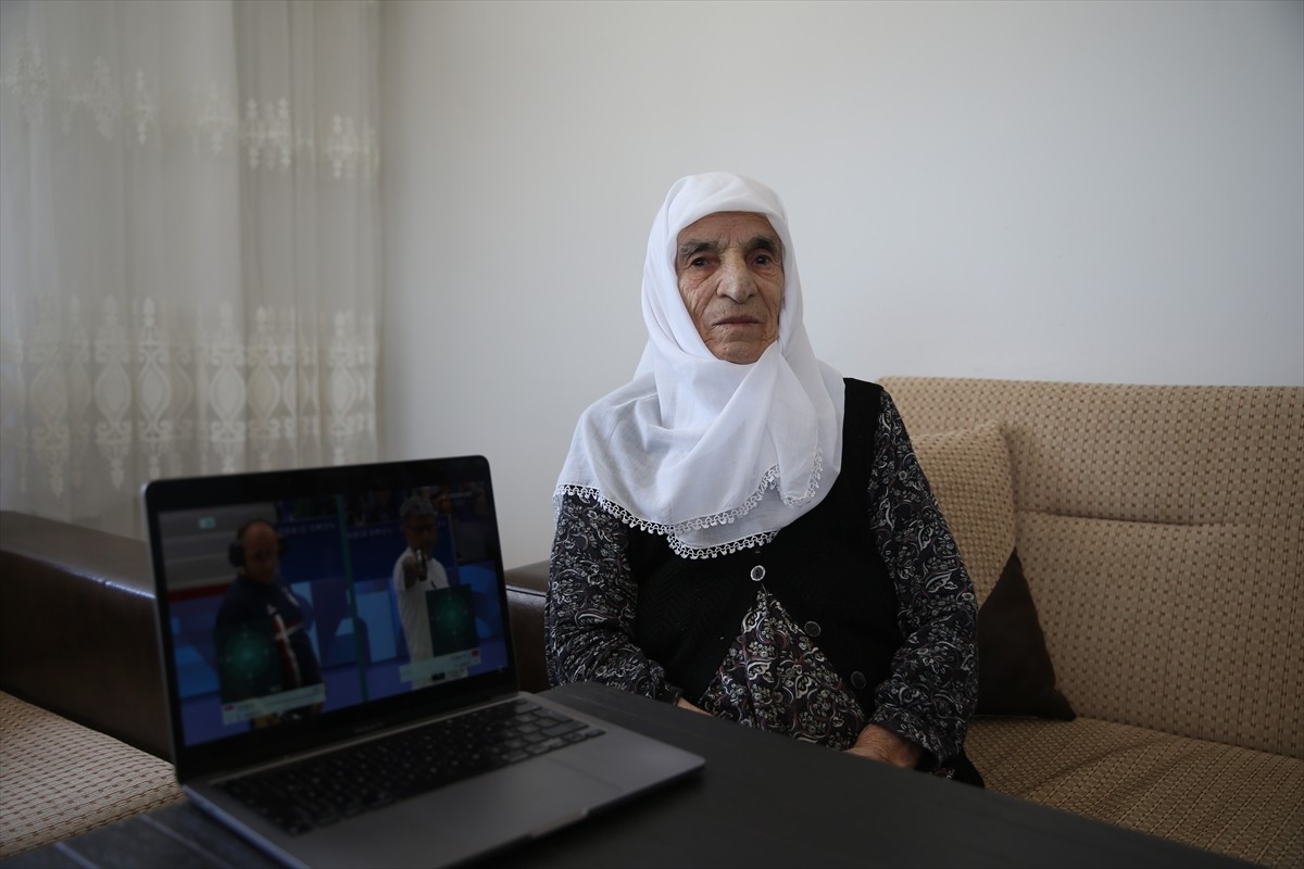 Paris 2024 Olimpiyat Oyunları'nda 10 metre havalı tabanca karışık takım mücadelesinde Şevval...