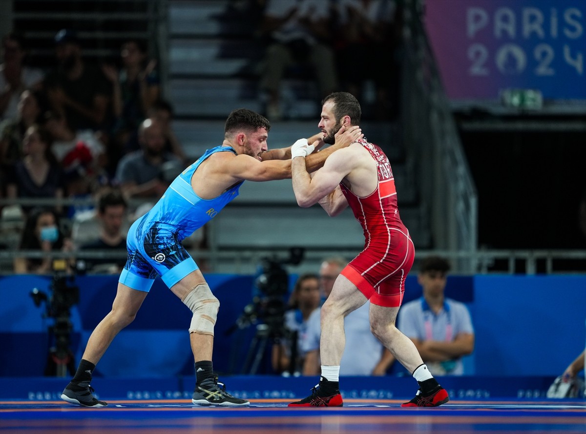 Paris 2024 Olimpiyat Oyunları'nda erkekler 60 kilo grekoromen stilde son 16 turu, Champ de Mars...
