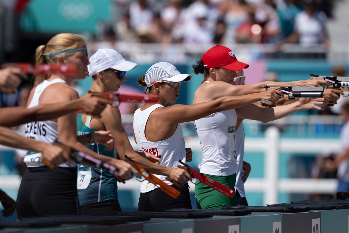 Paris 2024 Olimpiyat Oyunları'nda, Paris'teki Versay Sarayı'nda kadınlar modern pentatlonun finali...