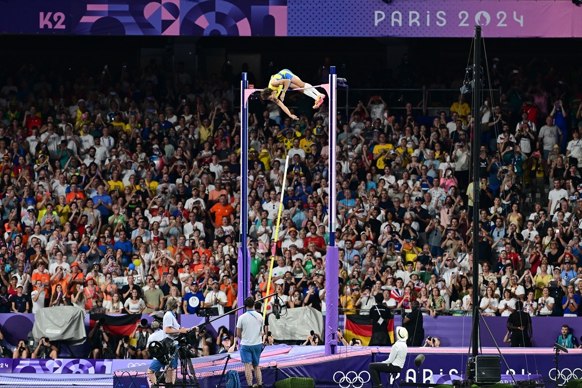 Paris 2024 Olimpiyat Oyunları'nın onuncu gününde Erkekler Sırıkla Atlama Finali, Stade de...