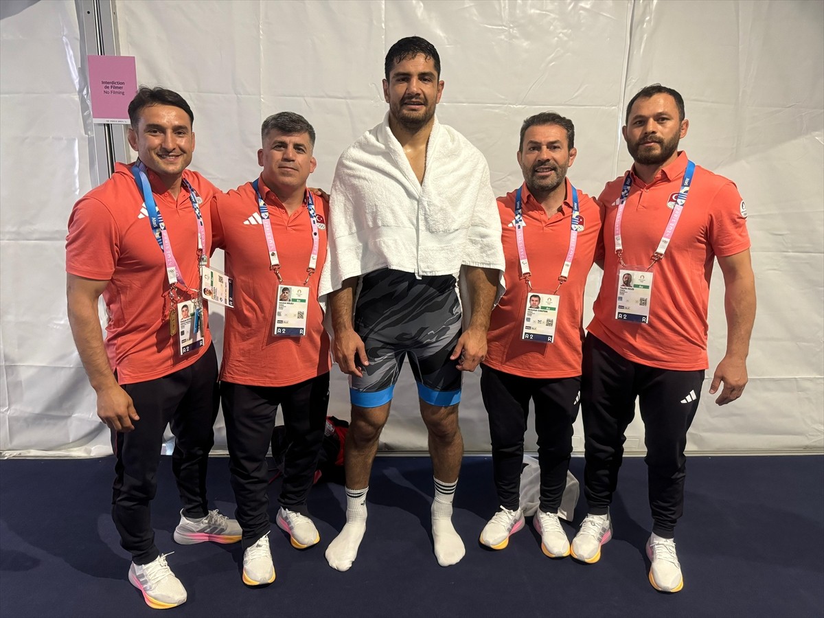 Paris 2024 Olimpiyat Oyunları 125 kilo serbest stilde bronz madalya aldıktan sonra ayakkabılarını...