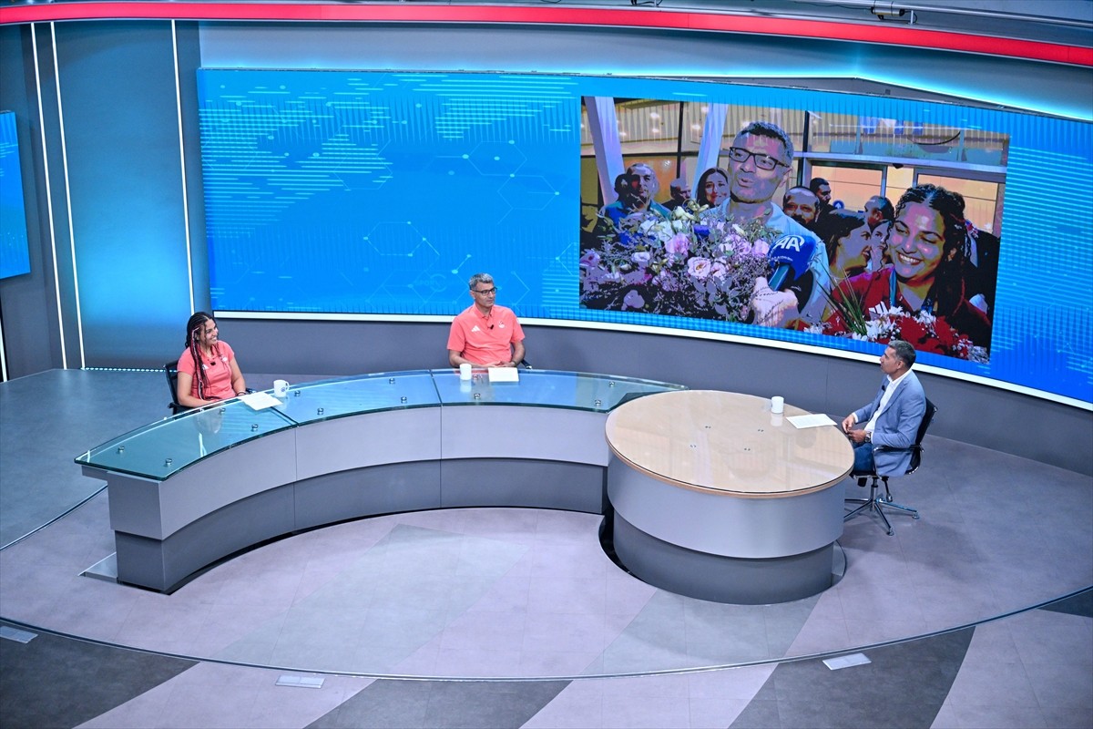 Paris 2024 Olimpiyatları'nda karışık takım 10 metre havalı tabanca kategorisinde gümüş madalya...