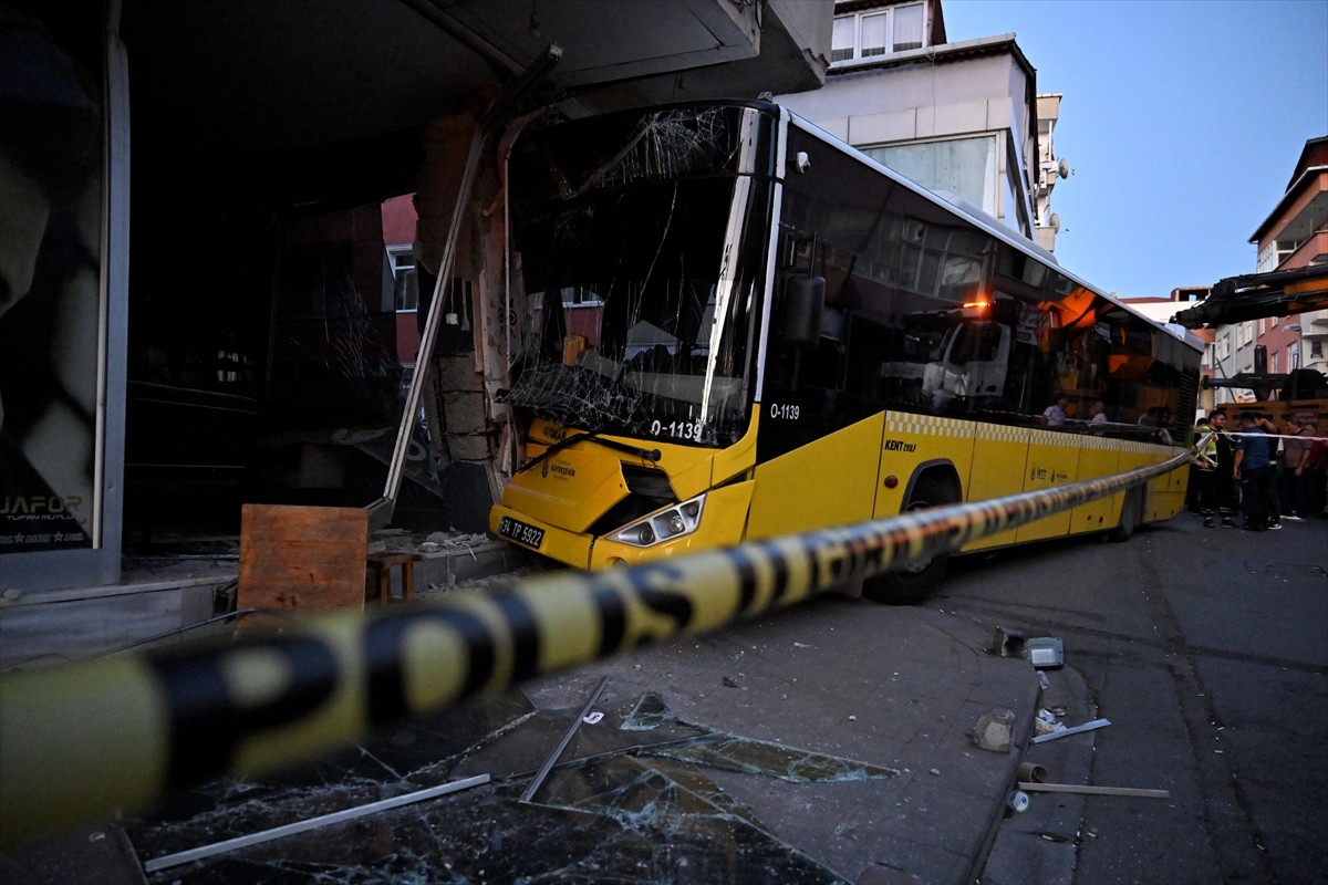 Pendik'te, seyir halindeyken binaya çarpan İETT otobüsündeki 6 yolcu yaralandı. Emniyet güçleri...