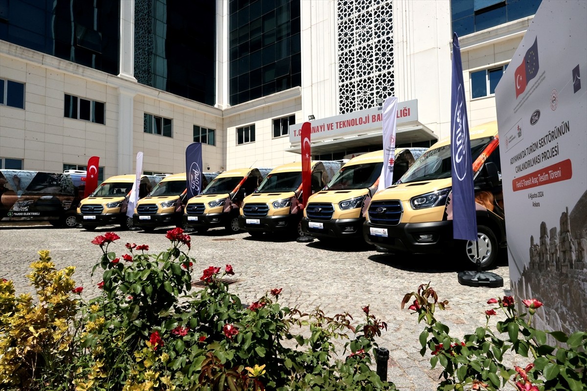 "Adıyaman'da Turizm Sektörünün Canlandırılması Projesi" kapsamında 8 elektrikli minibüsün Adıyaman...