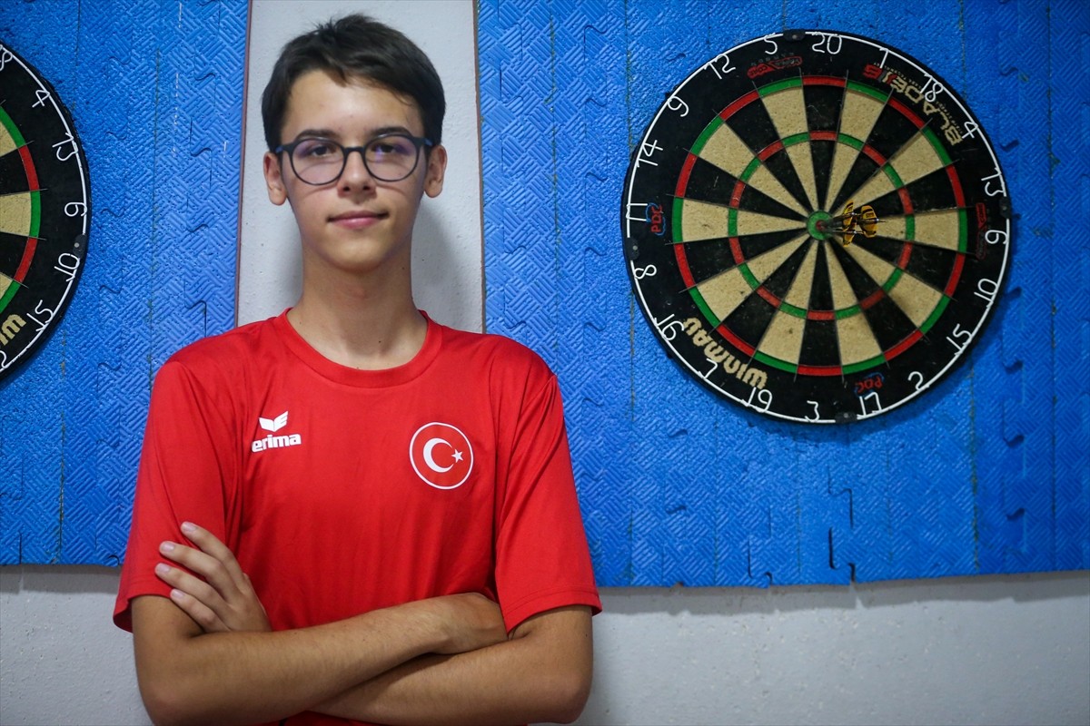 "Çelik adam" lakaplı milli dart sporcusu 17 yaşındaki Toprak Aras, haziran ayında gençlerde elde...