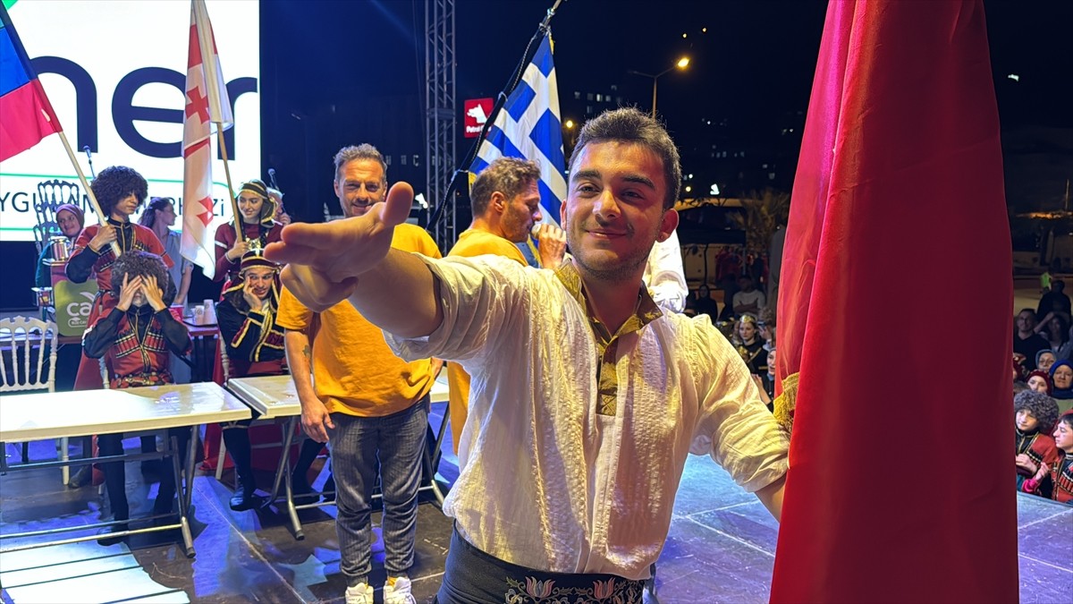 Rize'de, 13. Tulum ve Kemençe Festivali kapsamında, Türkiye, Kuzey Kıbrıs, Osetya, Yunanistan...