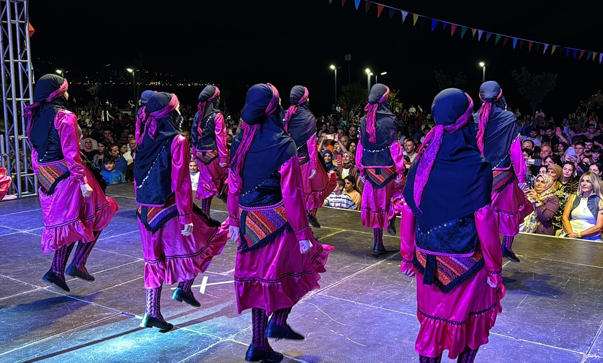Rize'de, 13. Tulum ve Kemençe Festivali kapsamında, Türkiye, Kuzey Kıbrıs, Osetya, Yunanistan...