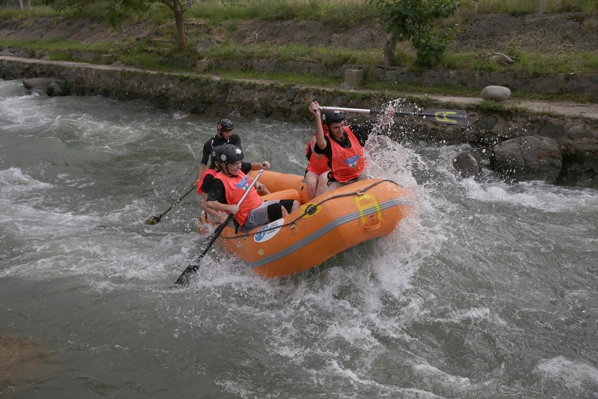 Rize'de, "13. Uluslararası Tulum, Müzik ve Sanat Festivali" kapsamında ülkeler arası rafting...