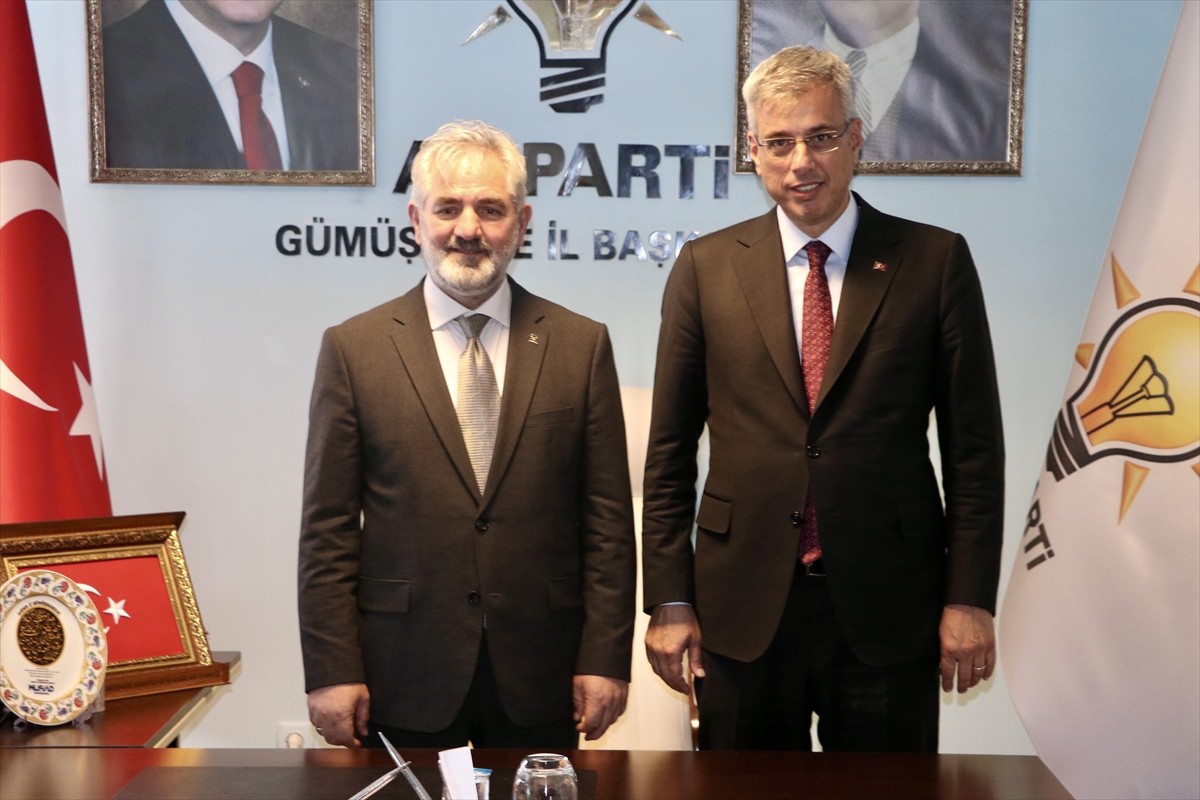 Sağlık Bakanı Kemal Memişoğlu (sağda), çeşitli temaslarda bulunmak için geldiği Gümüşhane'de Vali...