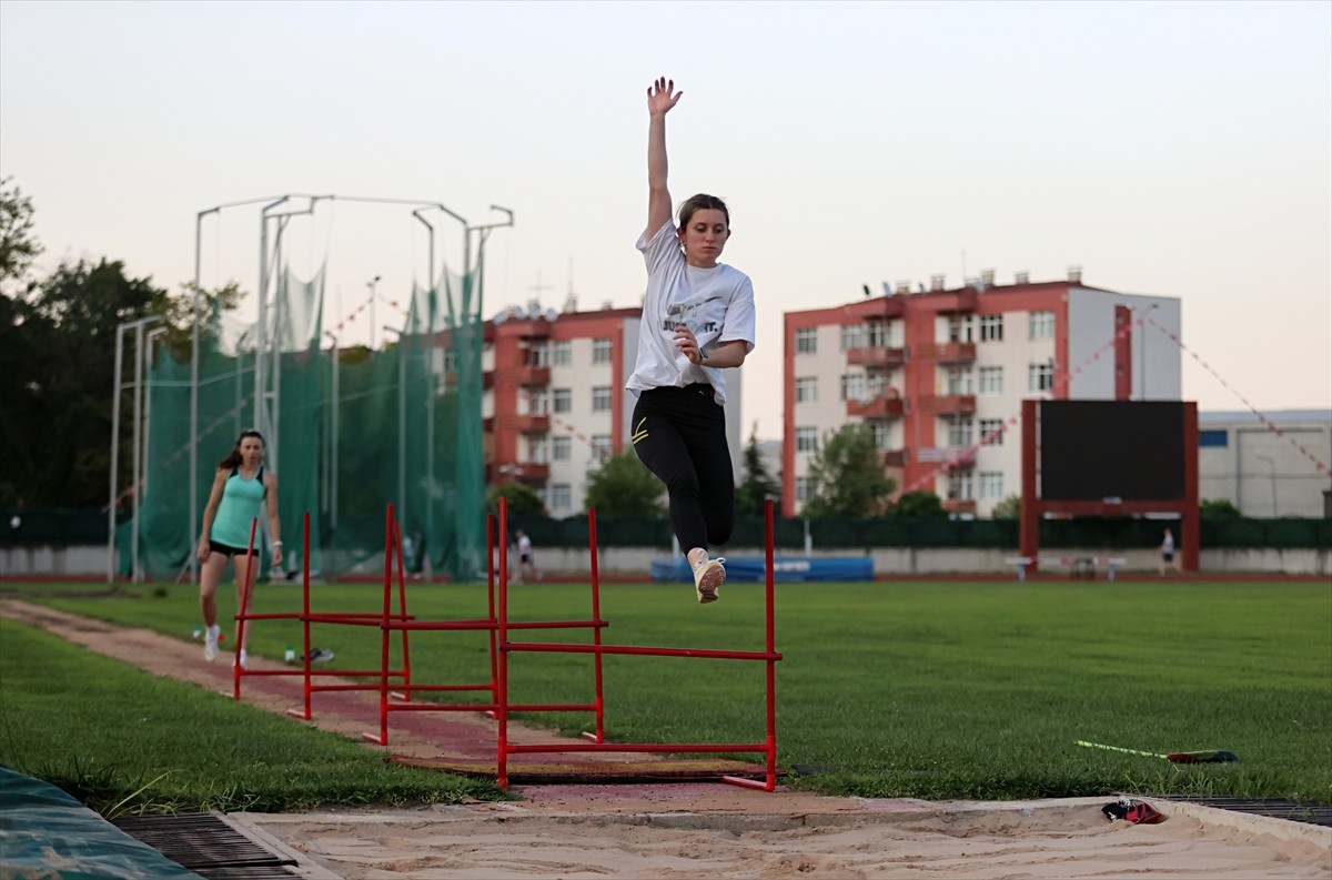 Samsun'da kota alan 4 milli sporcu Türkiye'yi temsil etmek için Fransa'da düzenlenecek Paris 2024...