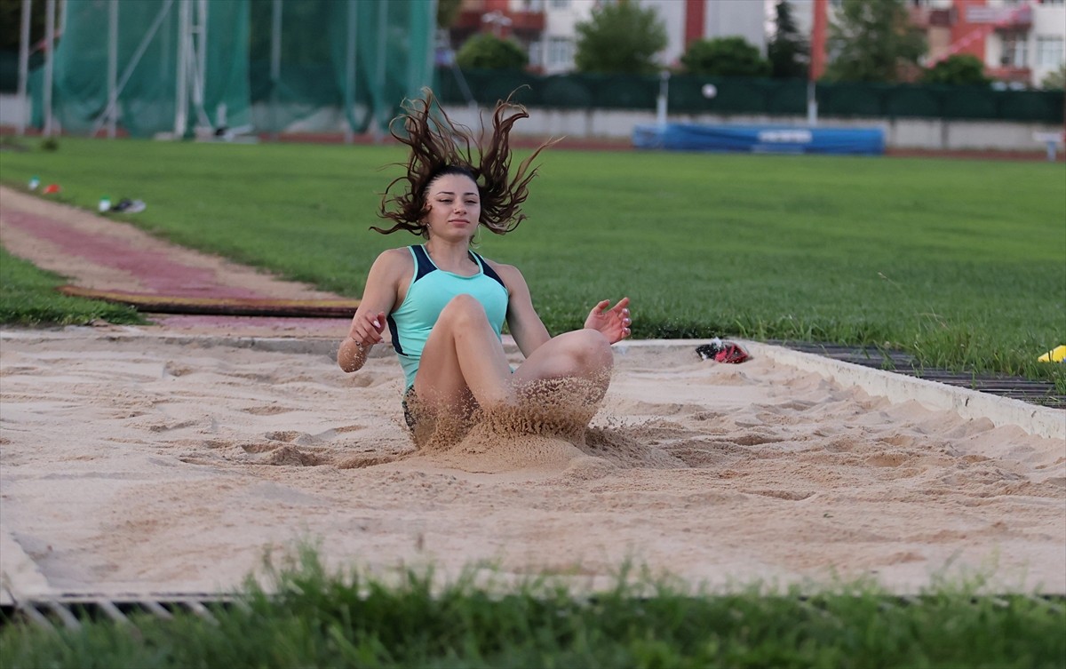Samsun'da kota alan 4 milli sporcu Türkiye'yi temsil etmek için Fransa'da düzenlenecek Paris 2024...