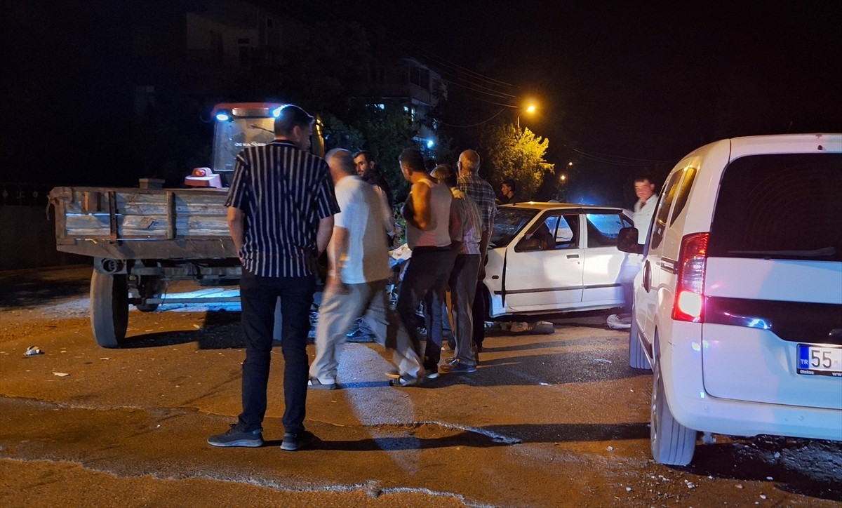 Samsun'un Bafra ilçesinde traktöre çarpan otomobildeki 4 kişi yaralandı.