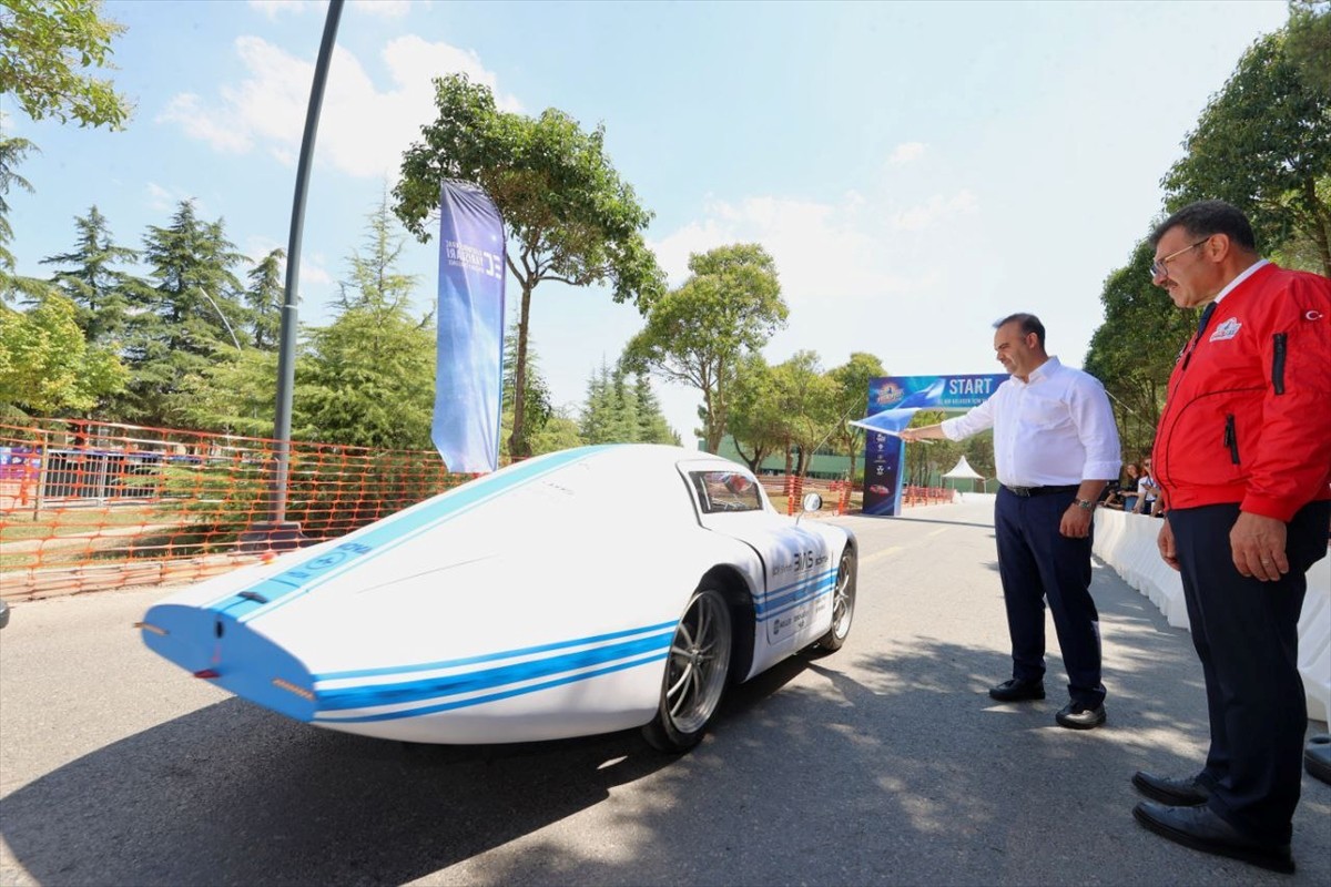 Sanayi ve Teknoloji Bakanı Mehmet Fatih Kacır, Teknofest Elektrikli Araç Yarışları'nın...