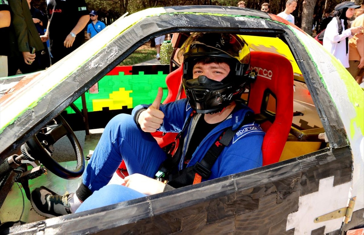 Sanayi ve Teknoloji Bakanı Mehmet Fatih Kacır, Teknofest Elektrikli Araç Yarışları'nın...