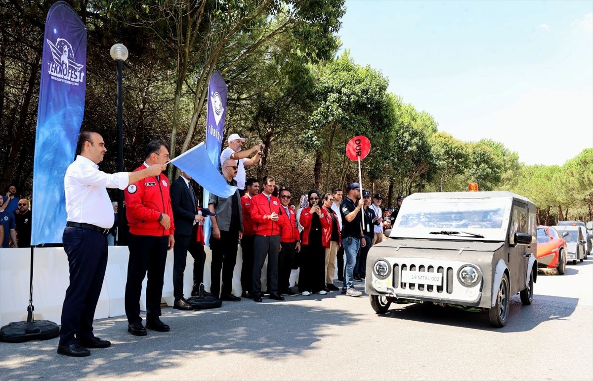 Sanayi ve Teknoloji Bakanı Mehmet Fatih Kacır, Teknofest Elektrikli Araç Yarışları'nın...